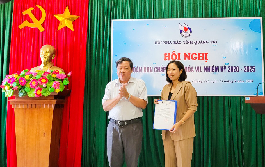 Nh&agrave; b&aacute;o Nguyễn Thị Việt Thanh nhận quyết định chuẩn y bổ sung ủy vi&ecirc;n Ban chấp h&agrave;nh Hội nh&agrave; b&aacute;o tỉnh kh&oacute;a VII